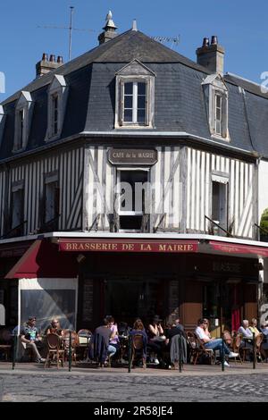 Eckcafe im Zentrum von Deauville mit Normandie-Architektur aus Fachwerkhäusern und Schachbrettmauern in der Normandie Stockfoto