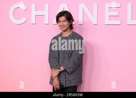 Tokio, Japan. 1. Juni 2023. Der taiwanesische Schauspieler Chen Bolin posiert am Donnerstag, den 1. Juni 2023, für einen Fototermin in der Sammlung der 2022/23 Metiers d'Art der französischen Luxusmarke Chanel in Tokio. (Foto: Yoshio Tsunoda/AFLO) Stockfoto