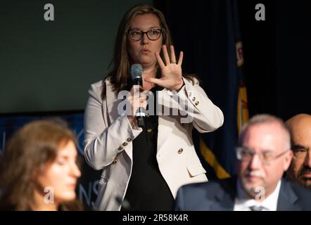 Washington, Vereinigte Staaten Von Amerika. 31. Mai 2023. Washington, Vereinigte Staaten von Amerika. 31. Mai 2023. Jennifer Buss, CEO des Potomac Institute of Policy Studies und Mitglied der unabhängigen Studie der NASA zu nicht identifizierten anomalen Phänomenen, stellt während einer öffentlichen Sitzung der Task Force im Gebäude des NASA-Hauptquartiers von Mary W. Jackson am 31. Mai 2023 in Washington, DC, eine Frage: Joel Kowsky/NASA/Alamy Live News Stockfoto