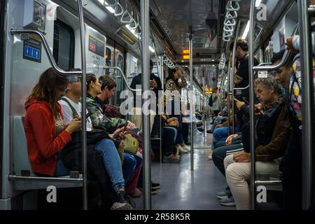 Buenos Aires, Argentinien. 26. Mai 2023. Passagiere in der U-Bahn-Linie D in Buenos Aires. Das 1913 eröffnete U-Bahn-System Buenos Aires, das „Subte“, ist das erste in der spanischsprachigen Welt, aber mit 6 Linien und 90 Stationen, die nur 56,7km km einer ständig wachsenden Stadt abdecken, steckte in der Zeit fest. (Foto: Patricio Murphy/SOPA Images/Sipa USA) Guthaben: SIPA USA/Alamy Live News Stockfoto