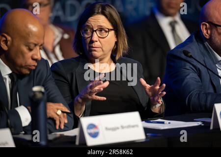 Washington, Vereinigte Staaten Von Amerika. 31. Mai 2023. Washington, Vereinigte Staaten von Amerika. 31. Mai 2023. Shelley Wright, Professor für Physik am Zentrum für Astrophysik und Weltraumforschung der University of California San Diego, Und Mitglied der unabhängigen Studie der NASA über unidentifizierte anomale Phänomene stellt eine Frage während einer öffentlichen Sitzung der Task Force im Gebäude des NASA-Hauptquartiers von Mary W. Jackson, 31. Mai 2023 in Washington, DC Credit: Joel Kowsky/NASA/Alamy Live News Stockfoto