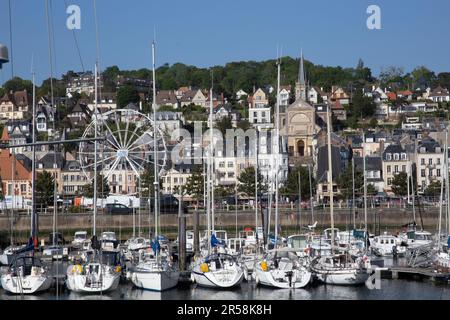 Trouville-sur-Mer, gesehen über den Hafen in Deauville, Normandie Frankreich Stockfoto
