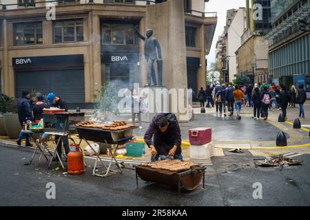 Buenos Aires, Argentinien. 25. Mai 2023. Eine Frau macht ein Selfie in der Nähe des Denkmals Lisandro de la Torre in Buenos Aires. (Foto: Patricio Murphy/SOPA Images/Sipa USA) Guthaben: SIPA USA/Alamy Live News Stockfoto