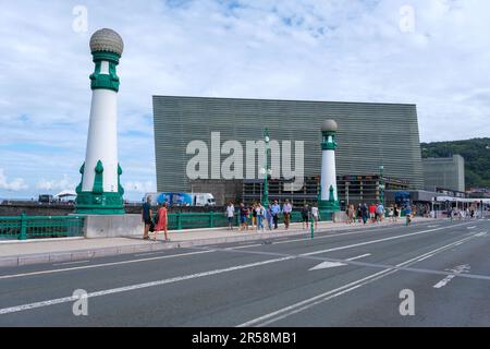 Donostia-San Sebastian, Spanien - 15. September 2022: Kursaal zubia Brücke Stockfoto