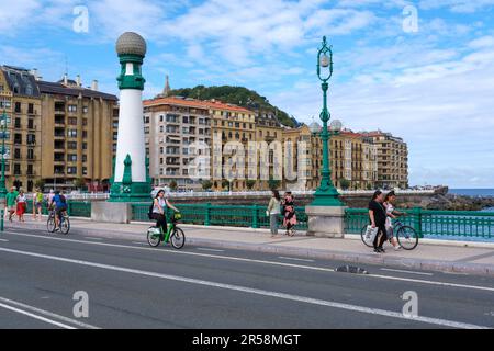 Donostia-San Sebastian, Spanien - 15. September 2022: Kursaal zubia Brücke Stockfoto