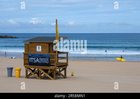 donostia-San Sebastian, Spanien - 15. September 2022: Rettungsschwimmerstation am Strand von Zurriola Stockfoto