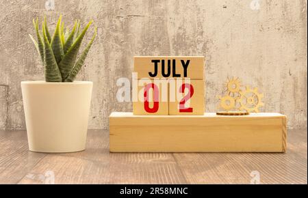 Juli 2 Kalender Datumstext auf Holzblöcken mit unscharfem Hintergrund Park. Konzept zum Kopieren von Bereichen und Kalendern. Stockfoto