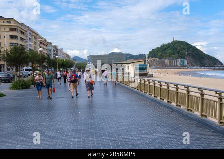 Donostia-San Sebastian, Spanien - 15. September 2022: Urgull Mount und Old San Sebastian City Stockfoto