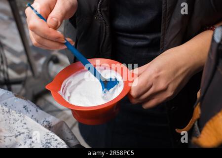 Professionelle Friseurinnen Mädchen Hände mischen Farbstoff Pinsel Schönheitsmittel Haarfarbe. Stockfoto