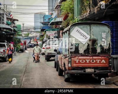 Bangkok, Thailand. 9. Februar 2022. Allgemeiner Blick auf eine der Straßen des größten Frischmarkts von BangkokÃ, den „Khlong Toei Market“, eine der einkommensschwachen Gemeinden in der Hauptstadt, an der Rama IV Road. (Kreditbild: © Nathalie Jamois/SOPA Images via ZUMA Press Wire) NUR REDAKTIONELLE VERWENDUNG! Nicht für den kommerziellen GEBRAUCH! Stockfoto