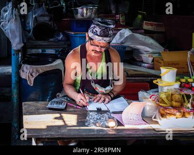 Bangkok, Thailand. 9. Februar 2022. Ein Obstgroßhändler bereitet Rechnungen für seine Kunden auf dem Khlong Toei-Markt, dem größten Frischmarkt von BangkokÃ, an der Rama IV Road vor. (Kreditbild: © Nathalie Jamois/SOPA Images via ZUMA Press Wire) NUR REDAKTIONELLE VERWENDUNG! Nicht für den kommerziellen GEBRAUCH! Stockfoto