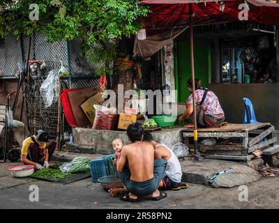 Bangkok, Thailand. 9. Februar 2022. Eine thailändische Familie bereitet Gemüse für den Verkauf auf dem Khlong Toei Market, Bangkoks größtem Markt für frische Lebensmittel, an der Rama IV Road zu. (Kreditbild: © Nathalie Jamois/SOPA Images via ZUMA Press Wire) NUR REDAKTIONELLE VERWENDUNG! Nicht für den kommerziellen GEBRAUCH! Stockfoto