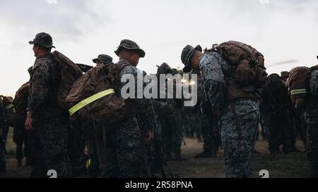 Bereit zum Kampf, 3D Marine Littoral Regiment, Wandern, Training, Force Design 2030, Lethality U.S. Marines mit 3D Marine Littoral Regiment, 3D Marine Division, bereiten ihre Ausrüstung vor, bevor sie eine 10 km lange Wanderung zur Nachhaltigkeit auf der Marine Corps Base Hawaii am 31. Mai 2023 Unternehmen. Unit Hikes sind eine von vielen Methoden für Marines, um die Kondition für die Aufrechterhaltung der Kampfbereitschaft aufrechtzuerhalten. (USA Marine Corps Foto von Sergeant Patrick King) Stockfoto
