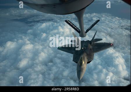 EIN US-AMERIKANISCHER Air Force F-22 Raptor der 43D. Kampfgeschwader fliegt hinter einem KC-135 Stratotanker während einer Luftbetankungsmission über dem Golf von Mexiko am 15. Mai 2023. Dies war die letzte Klasse von Studenten, die der 43D FS während des Übergangs der formellen Schulungseinheit zum 71. FS in Virginia durchlaufen wird. (USA Air Force Foto von Tech. Sgt. Betty R. Chevalier) Stockfoto