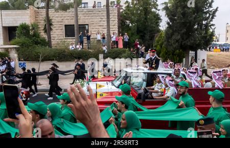 Prinz von Jordanien und Rajwa Al Saif übergaben das Auto während der Hochzeitsfeier. 1. Juni 2023. Amman Jordan Stockfoto