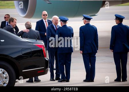General Glen VanHerck, Commander, North American Aerospace Defense Command und U.S. Northern Command, begrüßt Präsident Joe Biden am 31. Mai 2023, während seiner Ankunft auf der Peterson-Raumstreitkräfte-Basis. Während seines Besuchs hielt Biden die Antrittsrede vor den Absolventen der Air Force Academy in Colorado Springs. (Foto des Verteidigungsministeriums von Josh Armstrong) Stockfoto