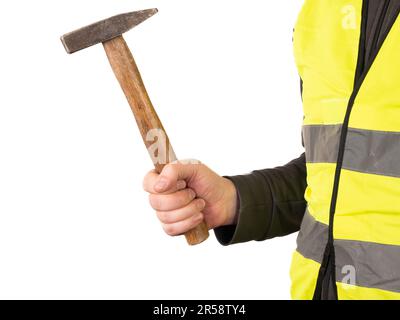 Ein Arbeiter in einer Sicherheitsweste hält einen Hammer in der Hand. Kein Gesicht, weißer Hintergrund, Kopierraum. Stockfoto