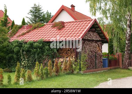 Viele verschiedene trockene Brennholzlager im Freien Stockfoto