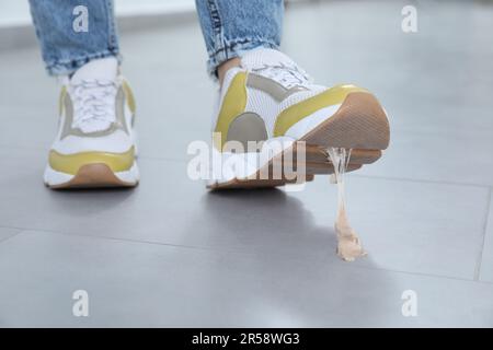 Eine Person, die auf dem Boden in Kaugummi tritt, schließt Stockfoto