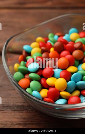 Leckere bunte Süßigkeiten auf Holztisch, Nahaufnahme Stockfoto