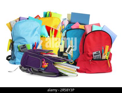 Set mit verschiedenen Rucksäcken und Schulpapier auf weißem Hintergrund Stockfoto