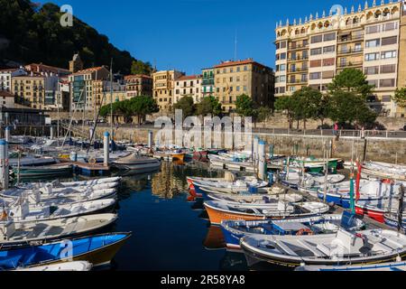Donostia-San Sebastian, Spanien - 15. September 2022: Hafen von San Sebastian und Altstadt Stockfoto