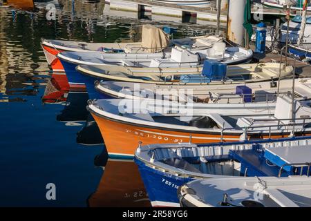 Donostia-San Sebastian, Spanien - 15. September 2022: Hafen von San Sebastian und Altstadt Stockfoto