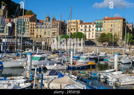 Donostia-San Sebastian, Spanien - 15. September 2022: Hafen von San Sebastian und Altstadt Stockfoto