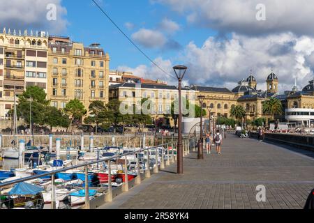 Donostia-San Sebastian, Spanien - 15. September 2022: Hafen von San Sebastian und Altstadt Stockfoto