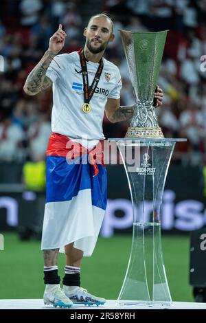 BUDAPEST, UNGARN - MAI 31: Nemanja Gudelj vom FC Sevilla feiert mit Trophäe während des Finalspiels der UEFA Europa League 2022/23 zwischen dem FC an in Sevilla Stockfoto