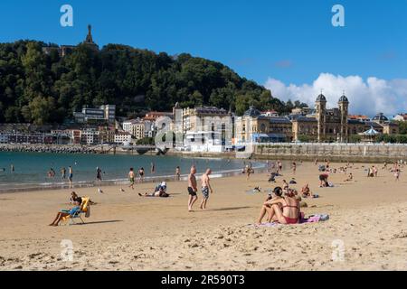 Donostia-San Sebastian, Spanien - 15. September 2022: Menschen am Strand La Concha im Sommer Stockfoto