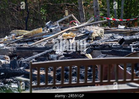 Putgarten, Deutschland. 01. Juni 2023. Blick auf den Unfallort, hier ist ein Haus explodiert. Nach einer Explosion am 26.05.2023 brach am Morgen in Putgarten im Norden der Insel Rügen ein Feuer aus und zerstörte mehrere Häuser. Kredit: Stefan Sauer/dpa/Alamy Live News Stockfoto