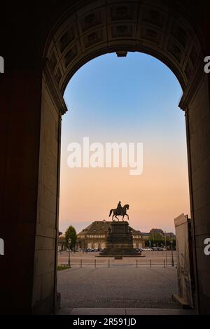 Wunderschöner Blick auf die Reiterstatue des Johann Königs von Sachsen in der Dresdner Altstadt bei Sonnenuntergang - Deutschland Stockfoto