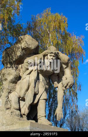 Wolgograd, Russland-16. September 2021: Elemente von Denkmälern von Statuen auf Mamajew Kurgan in Wolgograd. Hintergrund Stockfoto