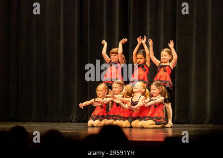 Kleine Mädchen spielen eine Tanzroutine. Stockfoto