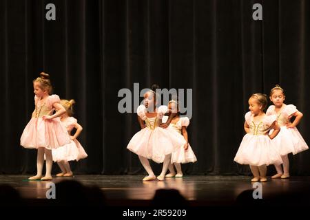 Kleine Mädchen spielen eine Tanzroutine. Stockfoto