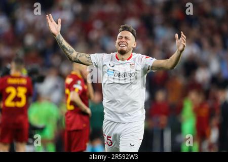 Budapest, Ungarn. 01. Juni 2023. Lucas Ocampos von Sevilla feiert ihren Sieg nach dem Finalspiel der UEFA Europa League 2023 zwischen Sevilla und AS Roma in der Puskas Arena. Endstand: Sevilla 1:1 ALS Roma (Strafen 4:1). Kredit: SOPA Images Limited/Alamy Live News Stockfoto