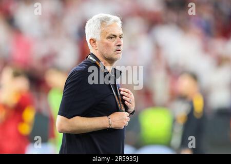 Budapest, Ungarn. 01. Juni 2023. Trainer Jose Mourinho von AS Roma schaut während des Finalspiels der UEFA Europa League 2023 zwischen Sevilla und AS Roma in der Puskas Arena zu. Endstand: Sevilla 1:1 ALS Roma (Strafen 4:1). (Foto: Grzegorz Wajda/SOPA Images/Sipa USA) Guthaben: SIPA USA/Alamy Live News Stockfoto