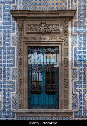 Fassade des Ziegelhauses (Casa de los Azulejos) mit Fenster und verzinnter Keramik, Mexiko-Stadt, Mexiko. Stockfoto