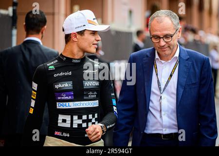 Monte Carlo, Monaco. 28. Mai 2023. Der britische Fahrer Lando Norris (L) des McLaren F1 Teams und Stefano Domenicali, CEO der Formula One Group, wurden nach dem Grand Prix-Rennen F1 in Monaco auf der Koppel gesehen. Beim Grand Prix der Formel 1 von Monaco 80. gewann Red Bull's Max Verstappen vor dem Fernando Alonso von Aston Martin und dem Esteban Ocon von Alpine. Wie immer in Monaco war auch auf der Koppel viel los mit Berühmtheiten aus der Sport-, Musik- und Filmwelt. Kredit: SOPA Images Limited/Alamy Live News Stockfoto