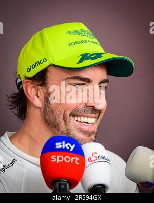 Monte Carlo, Monaco. 28. Mai 2023. Fernando Alonso, der spanische Fahrer des Aston Martin Aramco Cognizant F1 Teams, spricht nach dem Grand Prix-Rennen F1 in Monaco mit den Medien. Beim Grand Prix der Formel 1 von Monaco 80. gewann Red Bull's Max Verstappen vor dem Fernando Alonso von Aston Martin und dem Esteban Ocon von Alpine. Wie immer in Monaco war auch auf der Koppel viel los mit Berühmtheiten aus der Sport-, Musik- und Filmwelt. Kredit: SOPA Images Limited/Alamy Live News Stockfoto