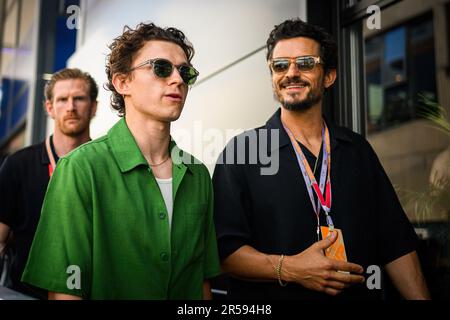 Monte Carlo, Monaco. 28. Mai 2023. Die Schauspieler Tom Holland und Orlando Bloom wurden in der F1. Koppel vor dem Monaco F1 Grand Prix Rennen gesehen. Beim Grand Prix der Formel 1 von Monaco 80. gewann Red Bull's Max Verstappen vor dem Fernando Alonso von Aston Martin und dem Esteban Ocon von Alpine. Wie immer in Monaco war auch auf der Koppel viel los mit Berühmtheiten aus der Sport-, Musik- und Filmwelt. Kredit: SOPA Images Limited/Alamy Live News Stockfoto