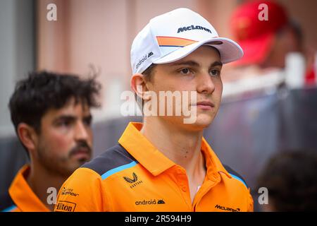 Monte Carlo, Monaco. 28. Mai 2023. Der australische Fahrer des McLaren F1 Teams, Oscar Piastri, wurde in der Koppel von F1 vor dem Grand Prix-Rennen von Monaco F1 gesehen. Beim Grand Prix der Formel 1 von Monaco 80. gewann Red Bull's Max Verstappen vor dem Fernando Alonso von Aston Martin und dem Esteban Ocon von Alpine. Wie immer in Monaco war auch auf der Koppel viel los mit Berühmtheiten aus der Sport-, Musik- und Filmwelt. Kredit: SOPA Images Limited/Alamy Live News Stockfoto