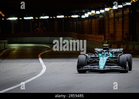 Monte Carlo, Monaco. 28. Mai 2023. Fernando Alonso, der spanische Fahrer des Aston Martin Aramco Cognizant F1 Teams, tritt während des Monaco F1 Grand Prix-Rennens an. Beim Grand Prix der Formel 1 von Monaco 80. gewann Red Bull's Max Verstappen vor dem Fernando Alonso von Aston Martin und dem Esteban Ocon von Alpine. Wie immer in Monaco war auch auf der Koppel viel los mit Berühmtheiten aus der Sport-, Musik- und Filmwelt. (Foto: Andreja Cencic/SOPA Images/Sipa USA) Guthaben: SIPA USA/Alamy Live News Stockfoto