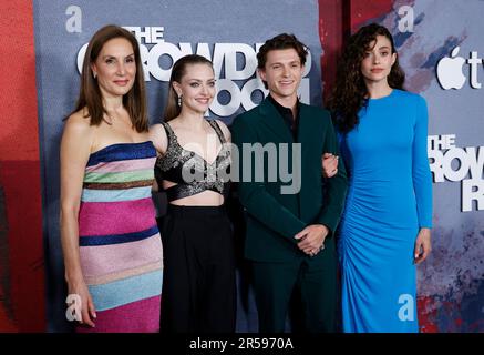 New York, Usa. 01. Juni 2023. Alexandra Milchan, Amanda Seyfried, Tom Holland und Emmy Rossum treffen am Donnerstag, den 1. Juni 2023, in New York City auf dem roten Teppich beim New York Premiere „The Crowded Room“ von Apple TV im Museum of Modern Art ein. Foto von John Angelillo/UPI Credit: UPI/Alamy Live News Stockfoto