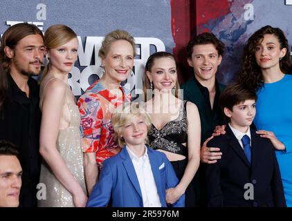 New York, Usa. 01. Juni 2023. Henry Eikenberry, Emma Laird, Laila Robins, Thomas Parobek, Amanda Seyfried, Tom Holland, Zachary Golinger und Emmy Rossum treffen am Donnerstag, den 1. Juni 2023, in New York City auf dem roten Teppich beim New Yorker „The Crowded Room“ von Apple TV ein. Foto: John Angelillo/UPI. Gutschrift: UPI/Alamy Live News Stockfoto