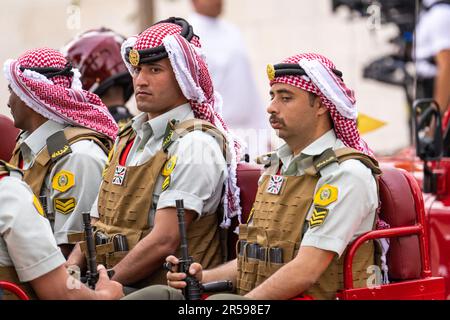 Amman, Jordanien. 01. Juni 2023. Mitglieder des „Roten Konvois“ oder der Autokolonne nehmen an der Hochzeit von Kronprinz Hussein am 1. Juni 2023 in Amman, Jordanien, Teil. Foto: Ammar Abd Rabbo/ABACAPRESS.COM Kredit: Abaca Press/Alamy Live News Stockfoto