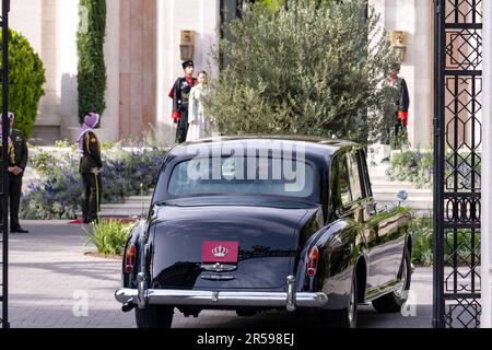 Amman, Jordanien. 01. Juni 2023. Die Braut Prinzessin Rajwa kommt am 1. Juni 2023 im Zahran-Palast an, um an der Hochzeit von Kronprinz Hussein in Amman, Jordanien, teilzunehmen. Foto: Ammar Abd Rabbo/ABACAPRESS.COM Kredit: Abaca Press/Alamy Live News Stockfoto