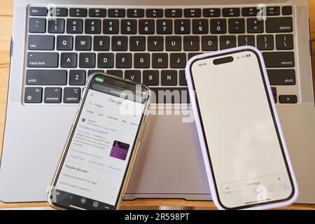 Spanien, Barcelona – März 20 2023: Google Chat GPT anfordern. ChatGPT-Chat bot-Bildschirm auf Smartphone- und Laptop-Display mit Chat-GPT-Anmeldebildschirm Stockfoto