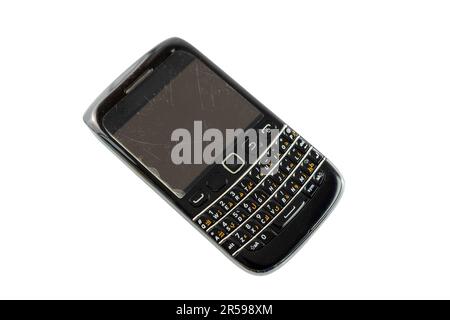 Altmodisches schwarzes Mobiltelefon mit Tastenfeld auf weißem isoliertem Hintergrund. Stockfoto